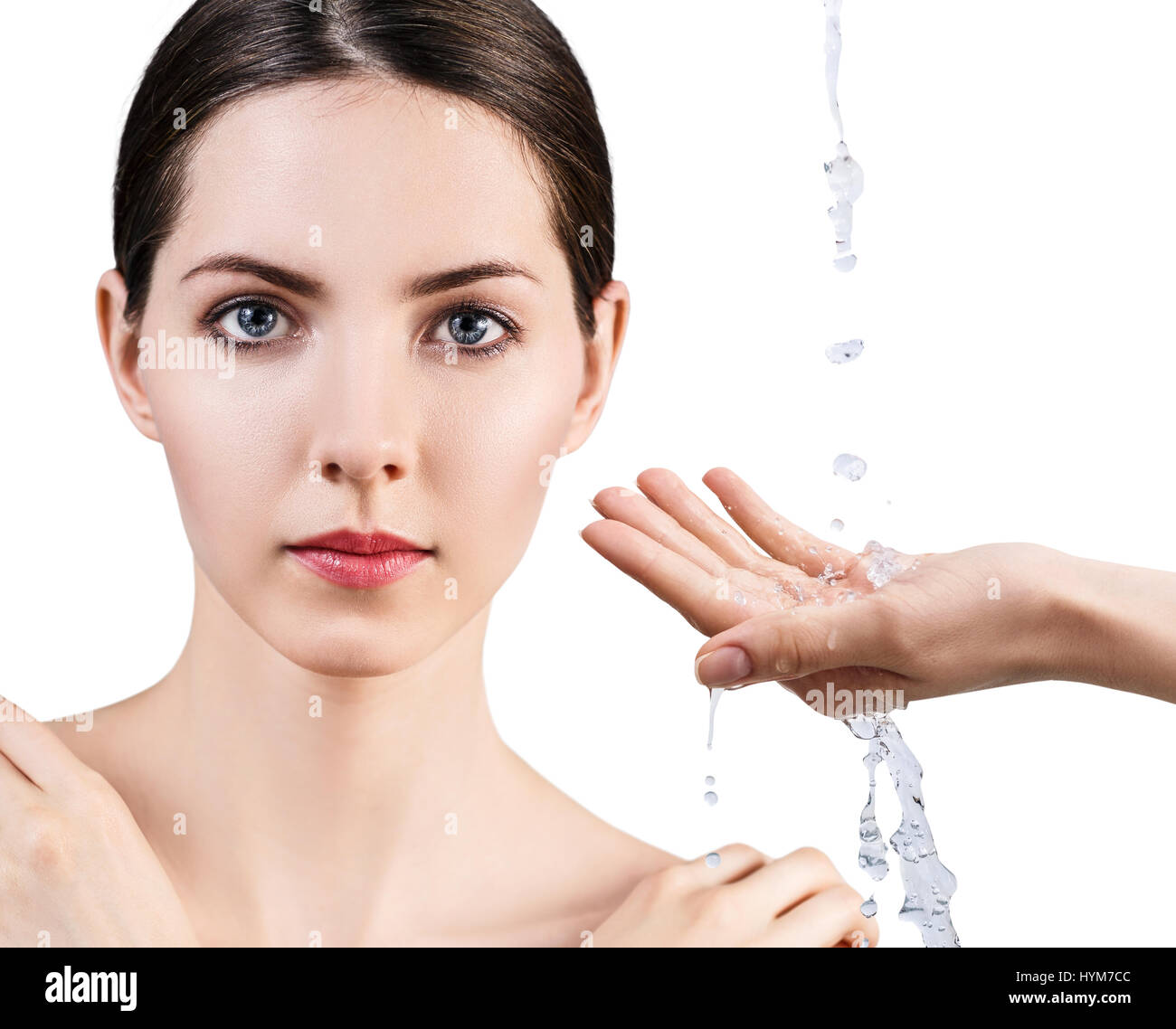 Femme et verser de l'eau dans la main. Banque D'Images