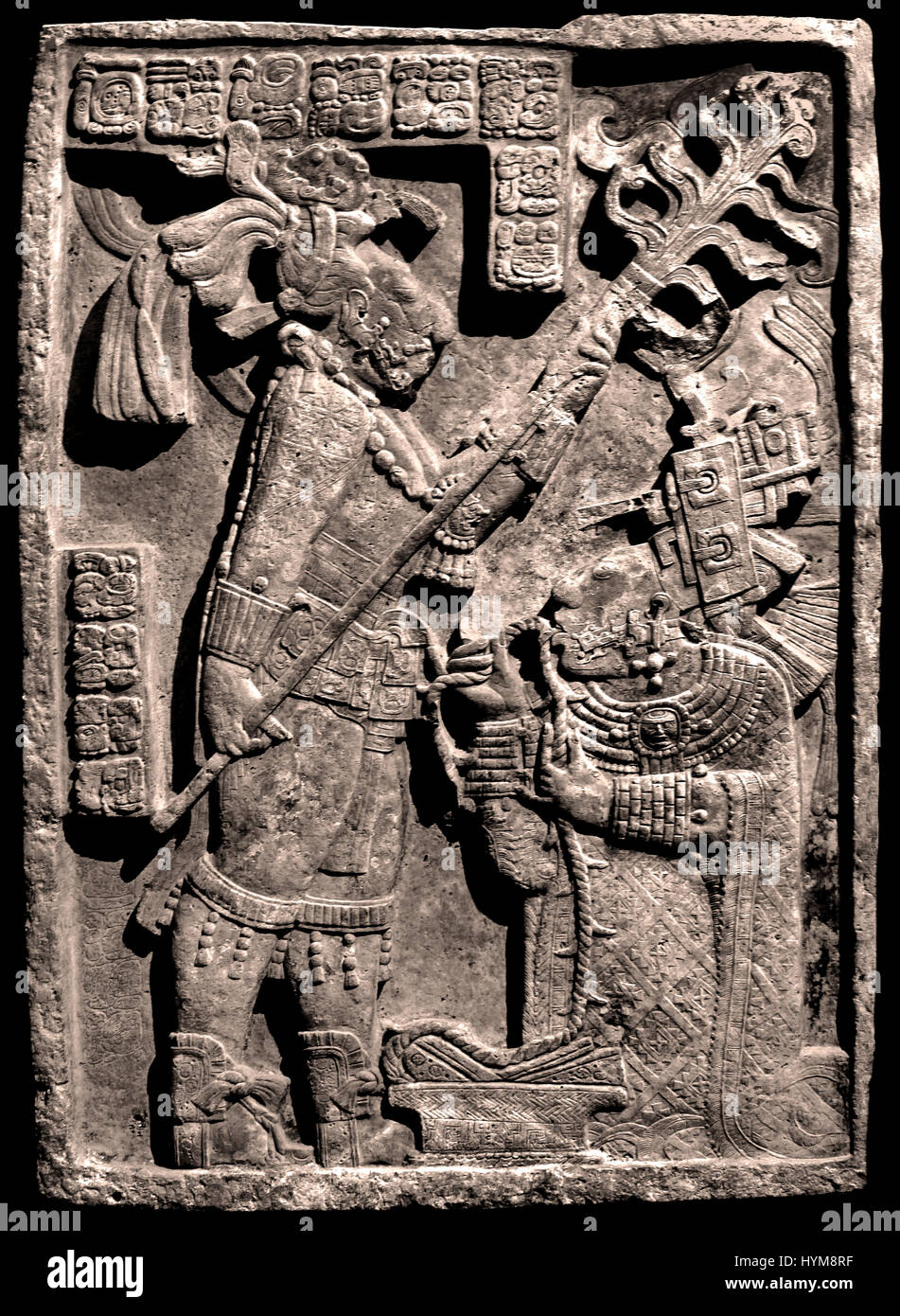 Les linteaux linteau - Yaxchilan 24 rituel saignée par le roi de Yaxchilan, Bouclier Jaguar II et son épouse, Lady K'ab'al Xook. Le roi tient une torche enflammée sur sa femme, qui tire une épineuse la corde dans sa langue. 723-726 Maya classique ( les Mayas - la civilisation Maya est une civilisation méso-américaine dans le Yucatán au Mexique et au Belize en Amérique centrale ( 2600 BC - 1500 ) Américain Précolombien ) Banque D'Images