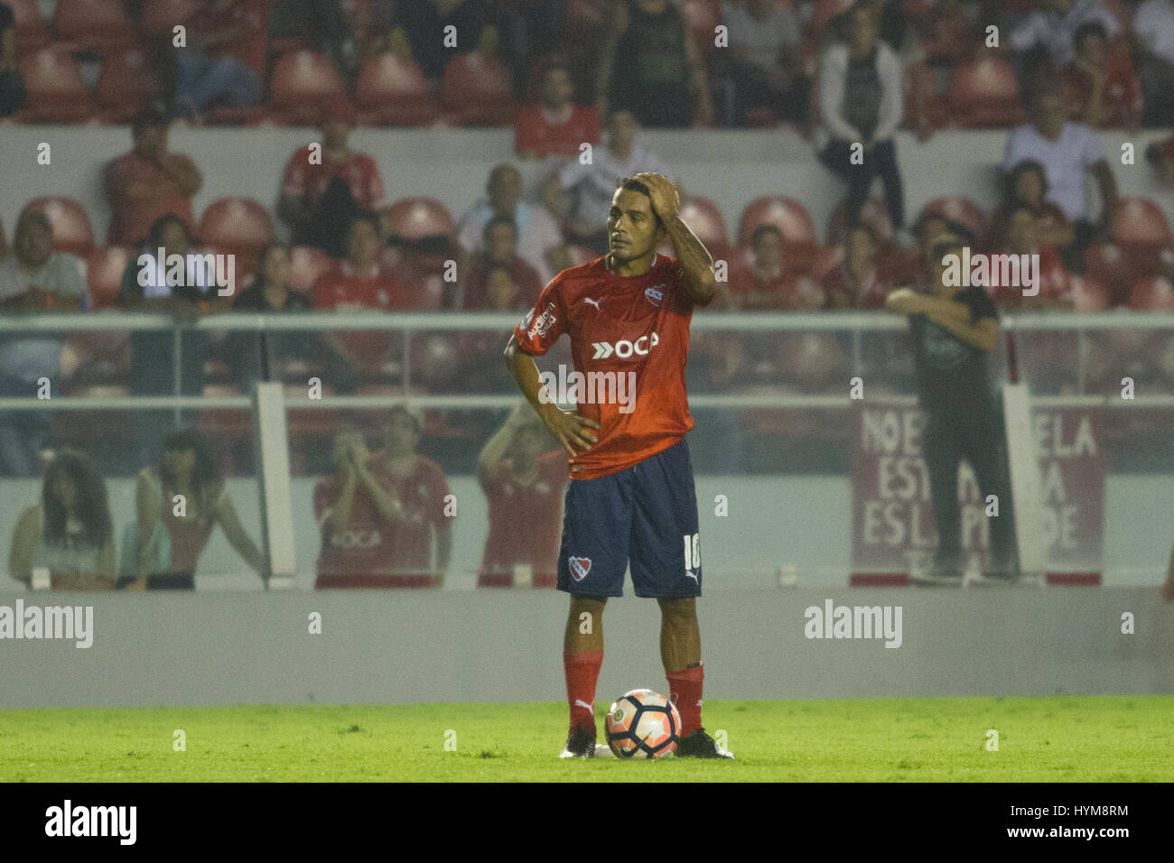 BUENOS AIRES, 04.04.2017 : Walter Ervitti, le milieu de l'Independiente lors de correspondance entre Independiente (ARG) et l'Alianza Lima (PER) au stade Libe Banque D'Images