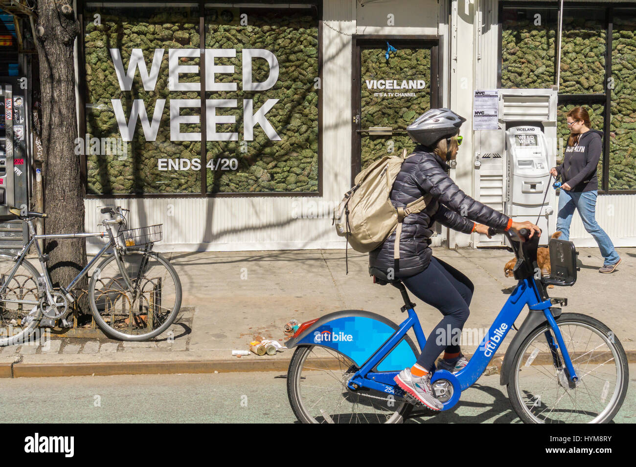 Deux magasins dans le quartier Lower East Side de New York sont remplis de 'faux' la marijuana, le mercredi 29 mars, 2017 comme une promotion pour la "Semaine" de mauvaises herbes sur la programmation Viceland chaîne de télévision. La célébration de toutes choses la marijuana a lieu sur la chaîne câblée Viceland du 17 au 20 avril. Le 20 avril est connu comme 420 dans la culture du cannabis et est une maison de vacances pour fumer de la marijuana, surtout à 4:20 AM ou PM. (© Richard B. Levine) Banque D'Images