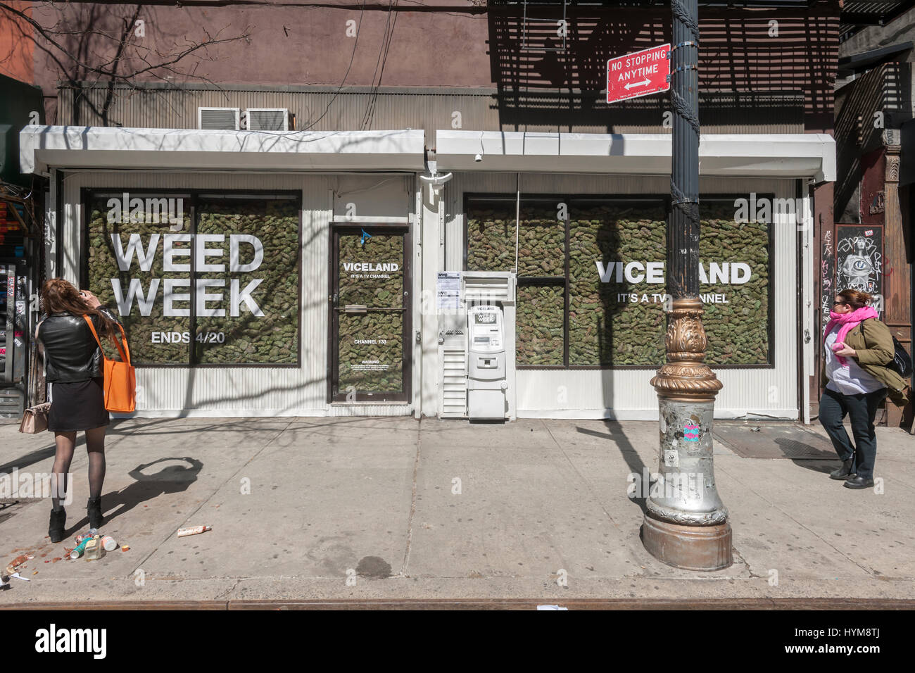 Deux magasins dans le quartier Lower East Side de New York sont remplis de 'faux' la marijuana, le mercredi 29 mars, 2017 comme une promotion pour la "Semaine" de mauvaises herbes sur la programmation Viceland chaîne de télévision. La célébration de toutes choses la marijuana a lieu sur la chaîne câblée Viceland du 17 au 20 avril. Le 20 avril est connu comme 420 dans la culture du cannabis et est une maison de vacances pour fumer de la marijuana, surtout à 4:20 AM ou PM. (© Richard B. Levine) Banque D'Images