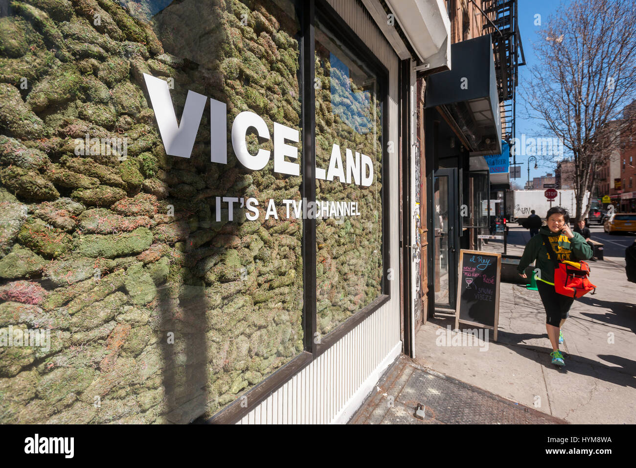 Deux magasins dans le quartier Lower East Side de New York sont remplis de 'faux' la marijuana, le mercredi 29 mars, 2017 comme une promotion pour la "Semaine" de mauvaises herbes sur la programmation Viceland chaîne de télévision. La célébration de toutes choses la marijuana a lieu sur la chaîne câblée Viceland du 17 au 20 avril. Le 20 avril est connu comme 420 dans la culture du cannabis et est une maison de vacances pour fumer de la marijuana, surtout à 4:20 AM ou PM. (© Richard B. Levine) Banque D'Images