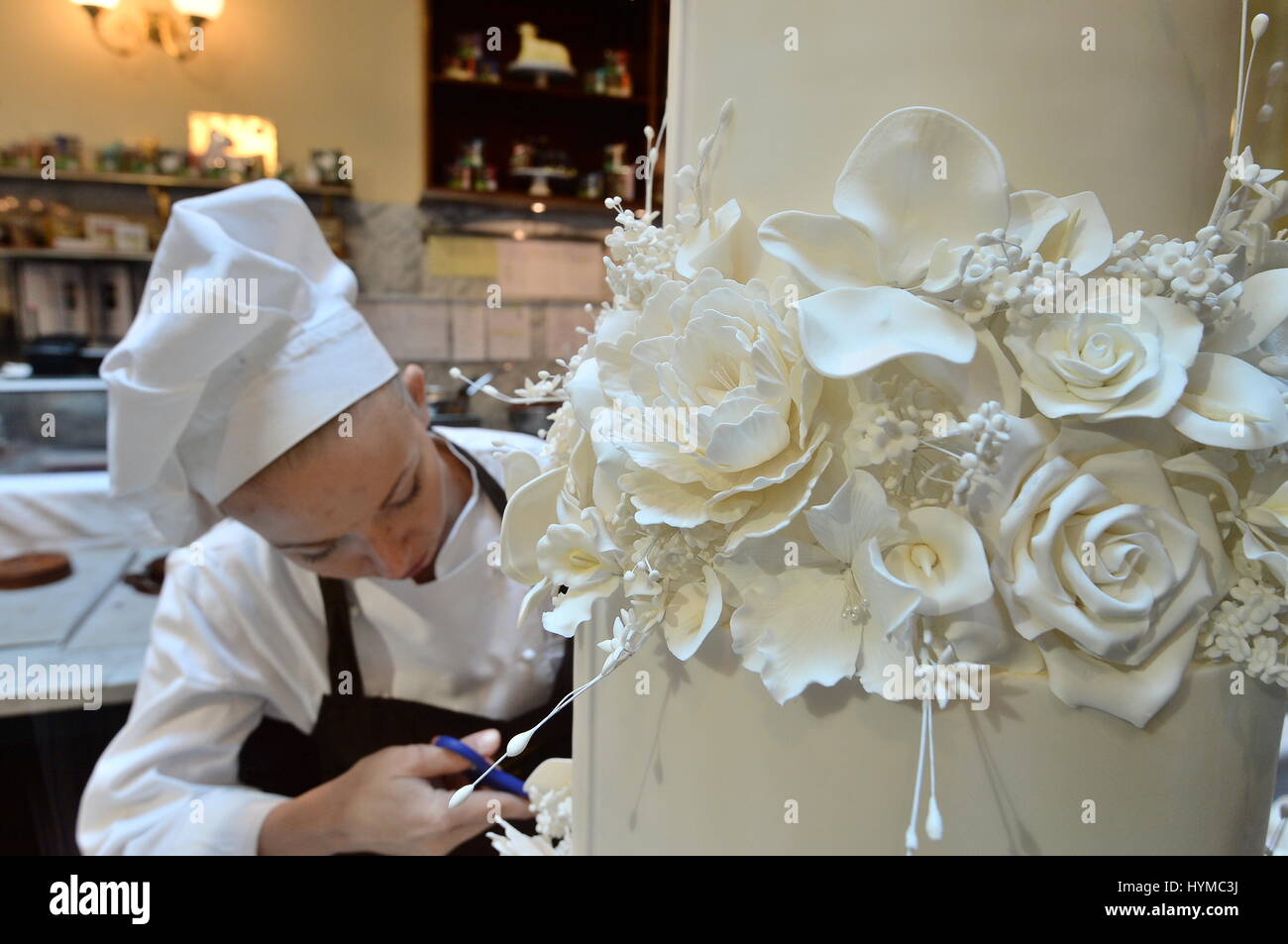 Un gâteau de mariage au Café Demel à Vienne, le huitième jour d'une tournée européenne par le Prince de Galles et la duchesse de Cornouailles. Banque D'Images