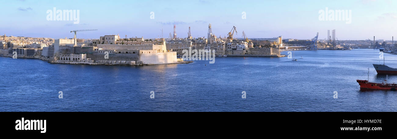 La vue panoramique du Grand Port (Port de La Valette) avec les "trois villes" (trois villes fortes de Birgu, Senglea et Cospicua). Malte. Banque D'Images