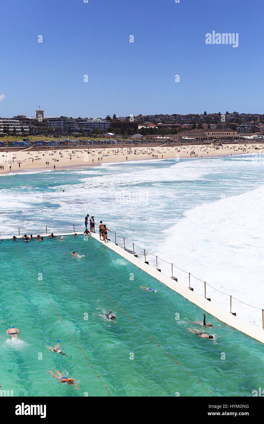 Des personnes non identifiées à des bains de Bondi à Sydney, Australie. Il s'agit d'un bassin de marée est ouverte à 1929. Banque D'Images