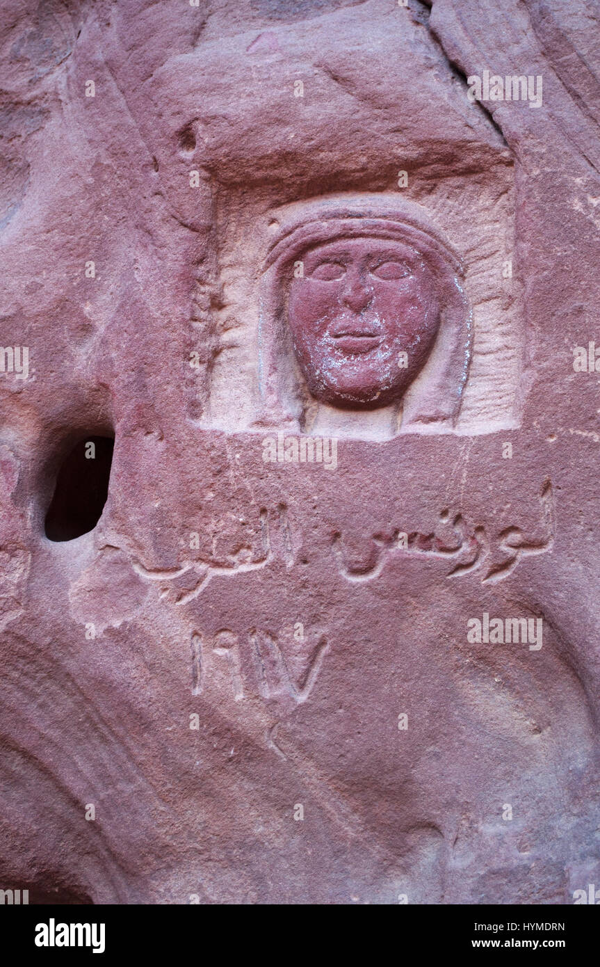 Jordanie : sculpture sur la roche rouge commémorant Lawrence d'Arabie, l'officier britannique et archéologue T. E. Lawrence, dans le désert du Wadi Rum Banque D'Images