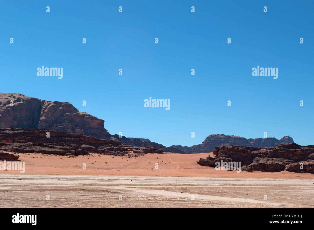 Paysage jordanien et le désert de Wadi Rum, vallée de la Lune, une vallée creusée dans le grès et le granit et à la recherche comme la planète de Mars Banque D'Images