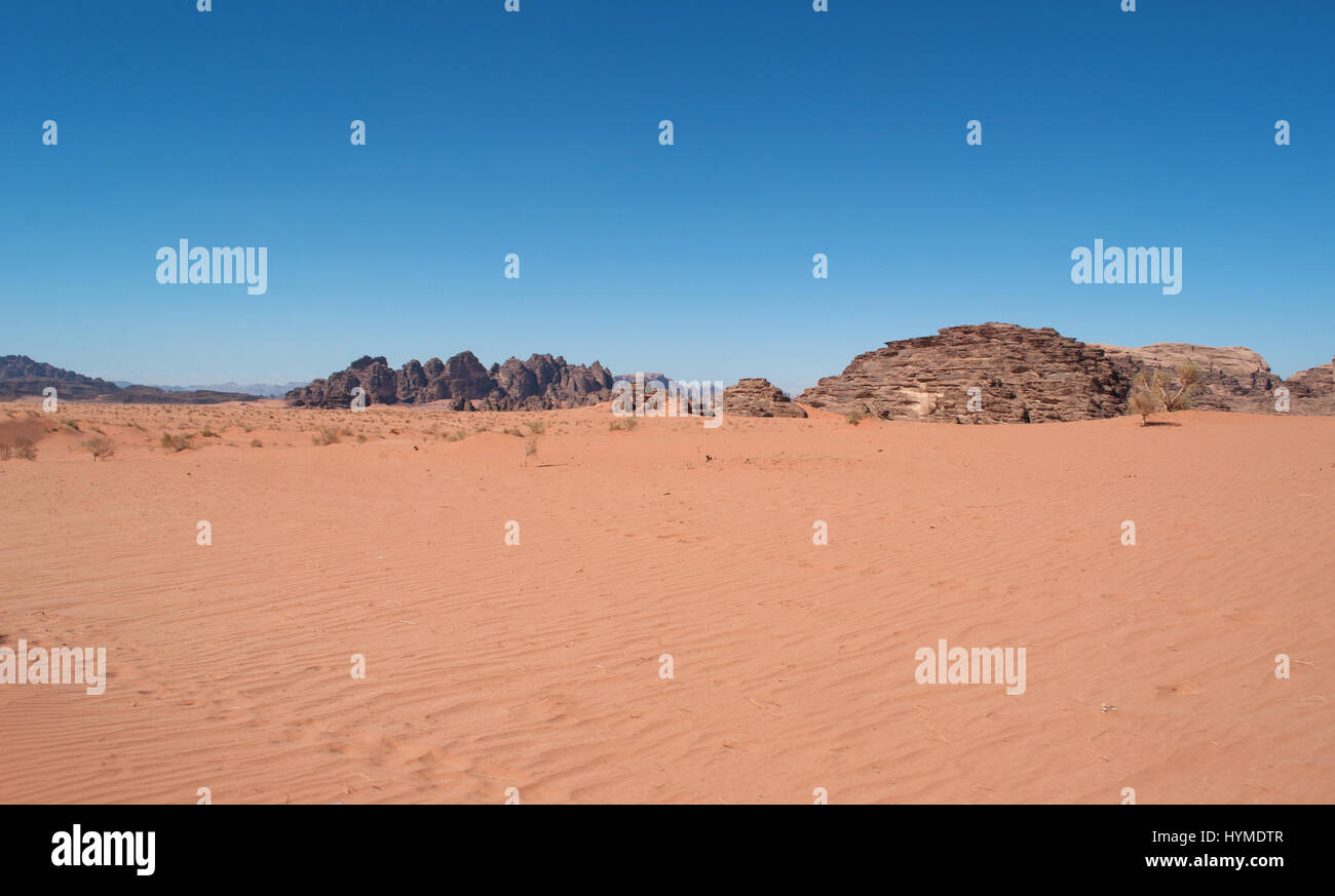 Paysage jordanien et le désert de Wadi Rum, vallée de la Lune, une vallée creusée dans le grès et le granit et à la recherche comme la planète de Mars Banque D'Images
