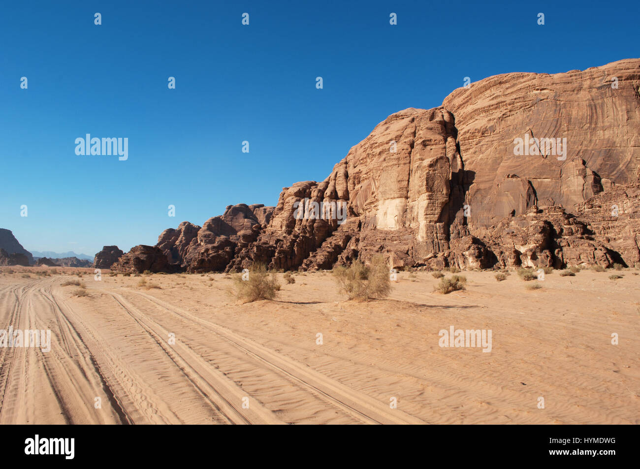 Jordanie : les voies de 4x4 dans le désert de Wadi Rum, vallée de la Lune, une vallée creusée dans le grès et le granit à la recherche comme la planète de Mars Banque D'Images