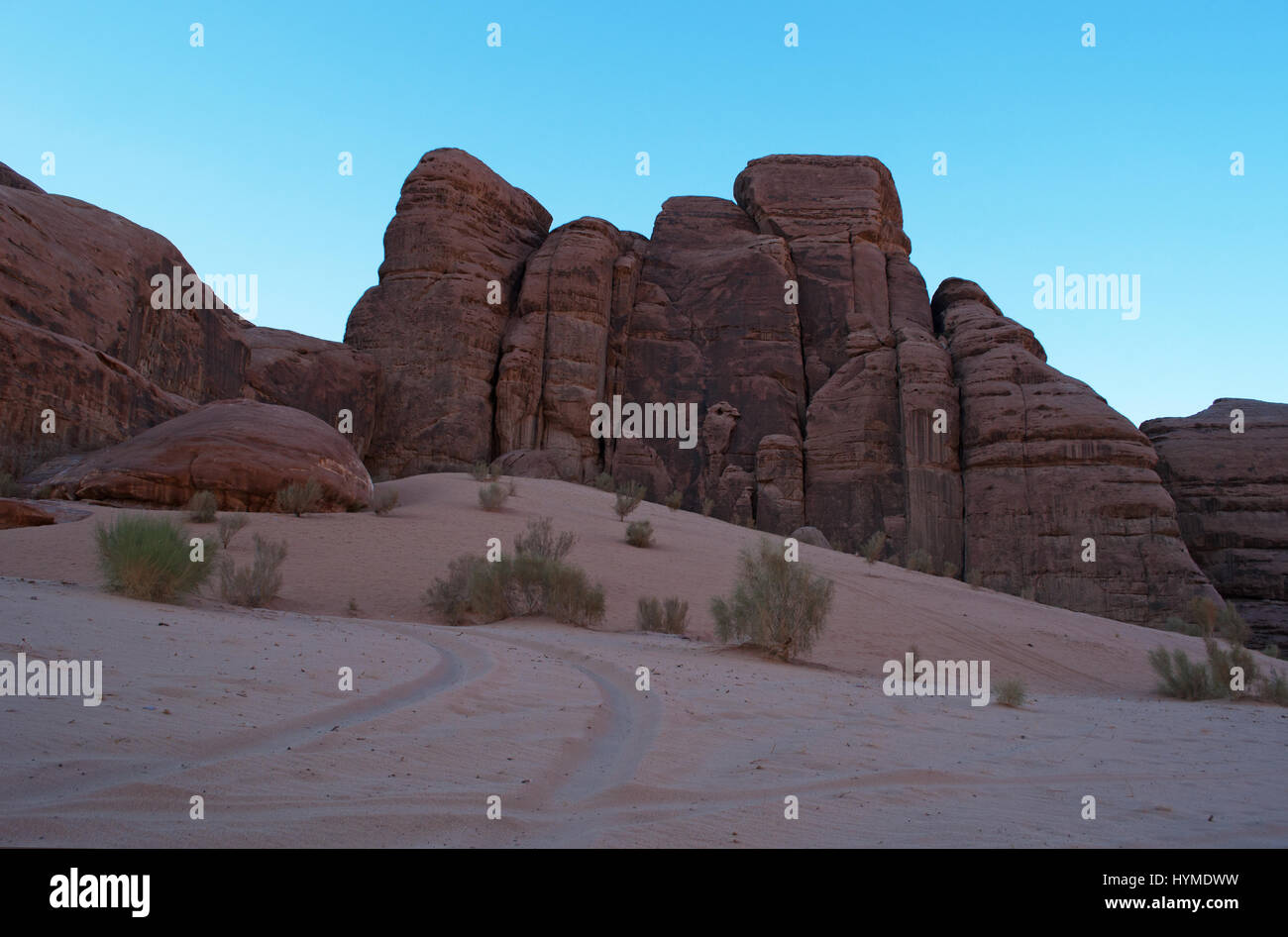 Jordanie : les voies de 4x4 dans le désert de Wadi Rum, vallée de la Lune, une vallée creusée dans le grès et le granit à la recherche comme la planète de Mars Banque D'Images