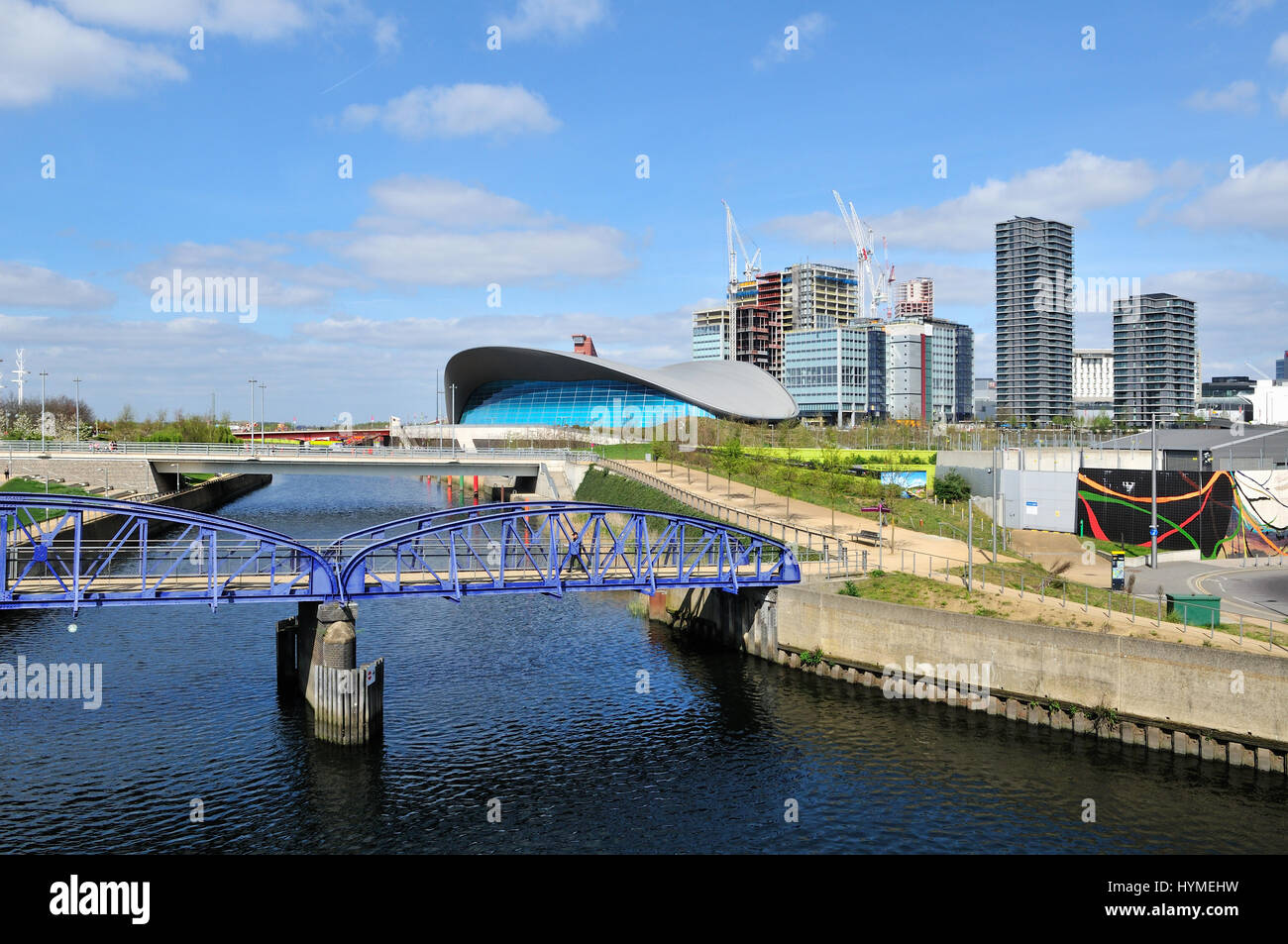 De nouveaux bâtiments, nouveau pont et le Centre Aquatique de Londres à Stratford, East London UK Banque D'Images