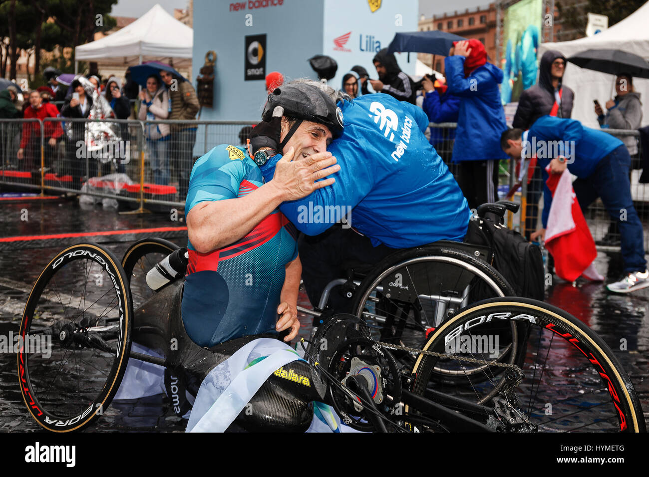 Rome, Italie - 2 Avril, 2017 : Alex Zanardi, est le gagnant de la course de vélo à main du 23e Marathon de Rome. Zanardi arrivée à la ligne d'arrivée reçoit Banque D'Images