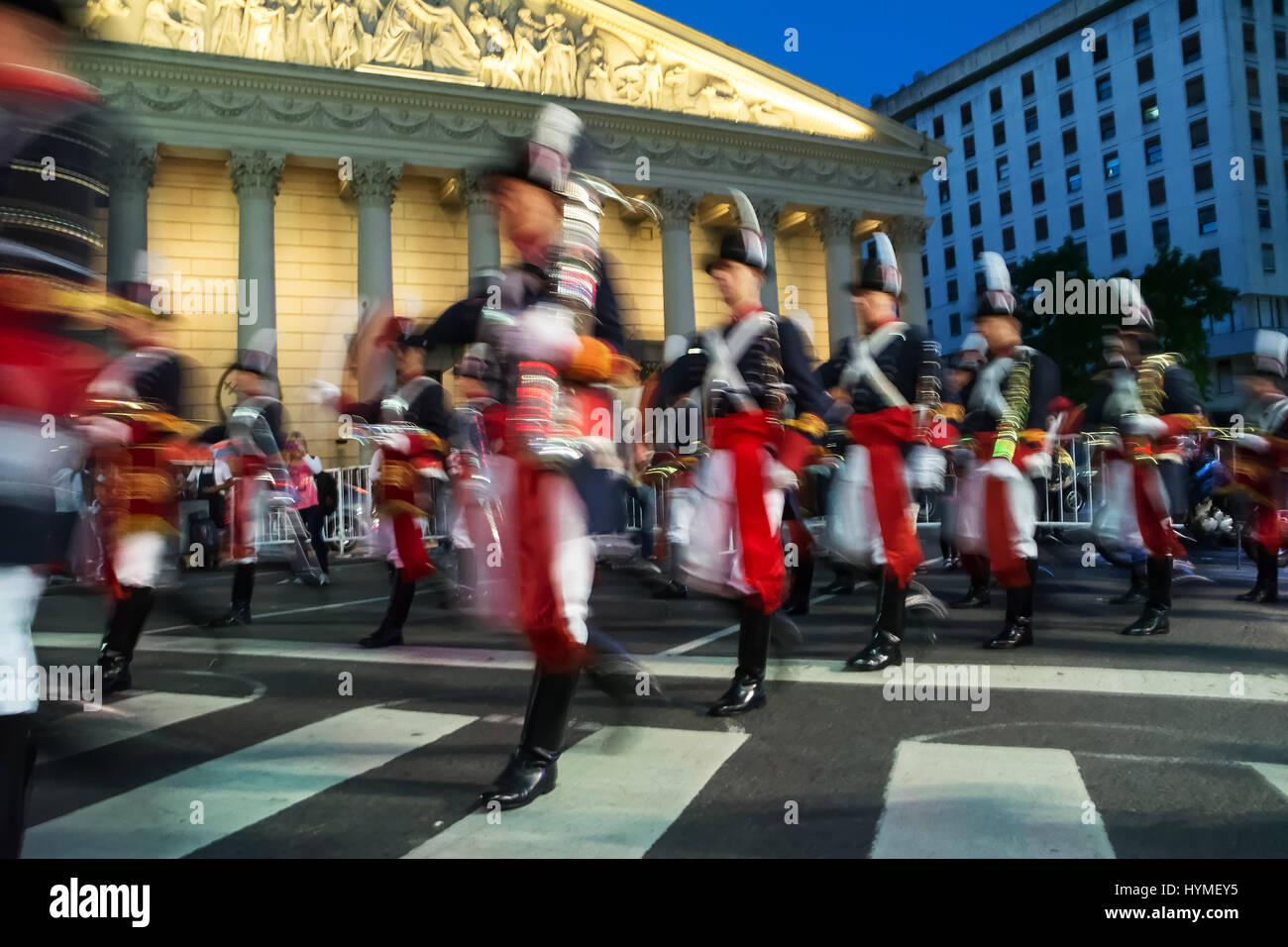 Fanfare en costume défilent devant la cathédrale de Buenos Aires Banque D'Images