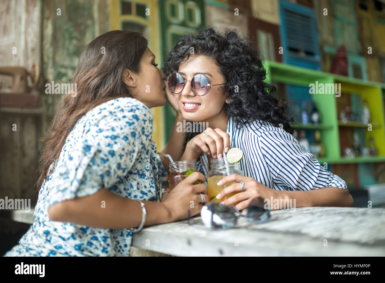 Les filles asiatiques en bar Banque D'Images