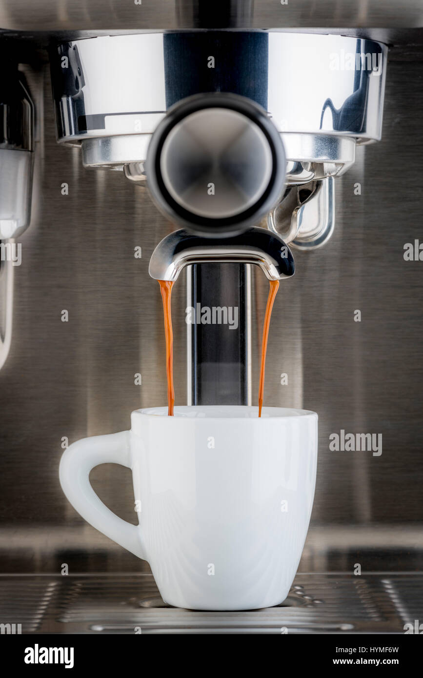 Machine à café expresso pompe traditionnelle versant tourné en coupe blanc Banque D'Images