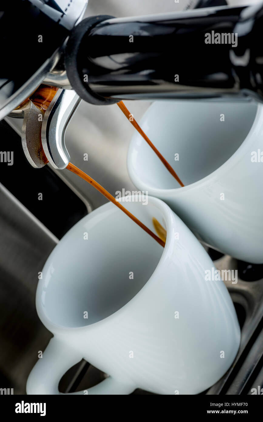 Machine à café expresso pompe traditionnelle versant tourné en deux tasses blanc Banque D'Images