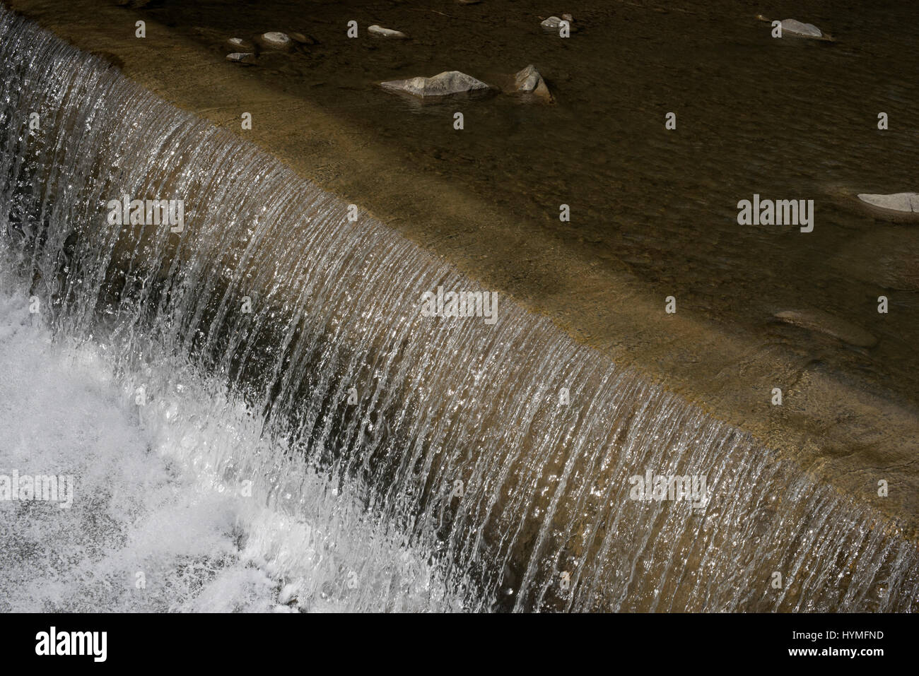Techniques de travail de l'hydro sur la chute d'eau de montagne à 1200 m d'altitude Banque D'Images