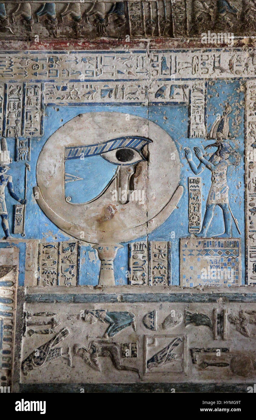 Secours peinte sur le plafond du Temple d'Hathor à Dendérah en Egypte Banque D'Images