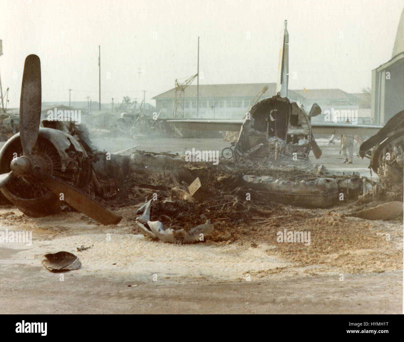 Un C-47 appareils détruits pendant l'attaque au mortier et à la roquette de la Base Aérienne de Tan Son Nhut, au cours de l'Invasion de Tet. 1 février 1968. Banque D'Images