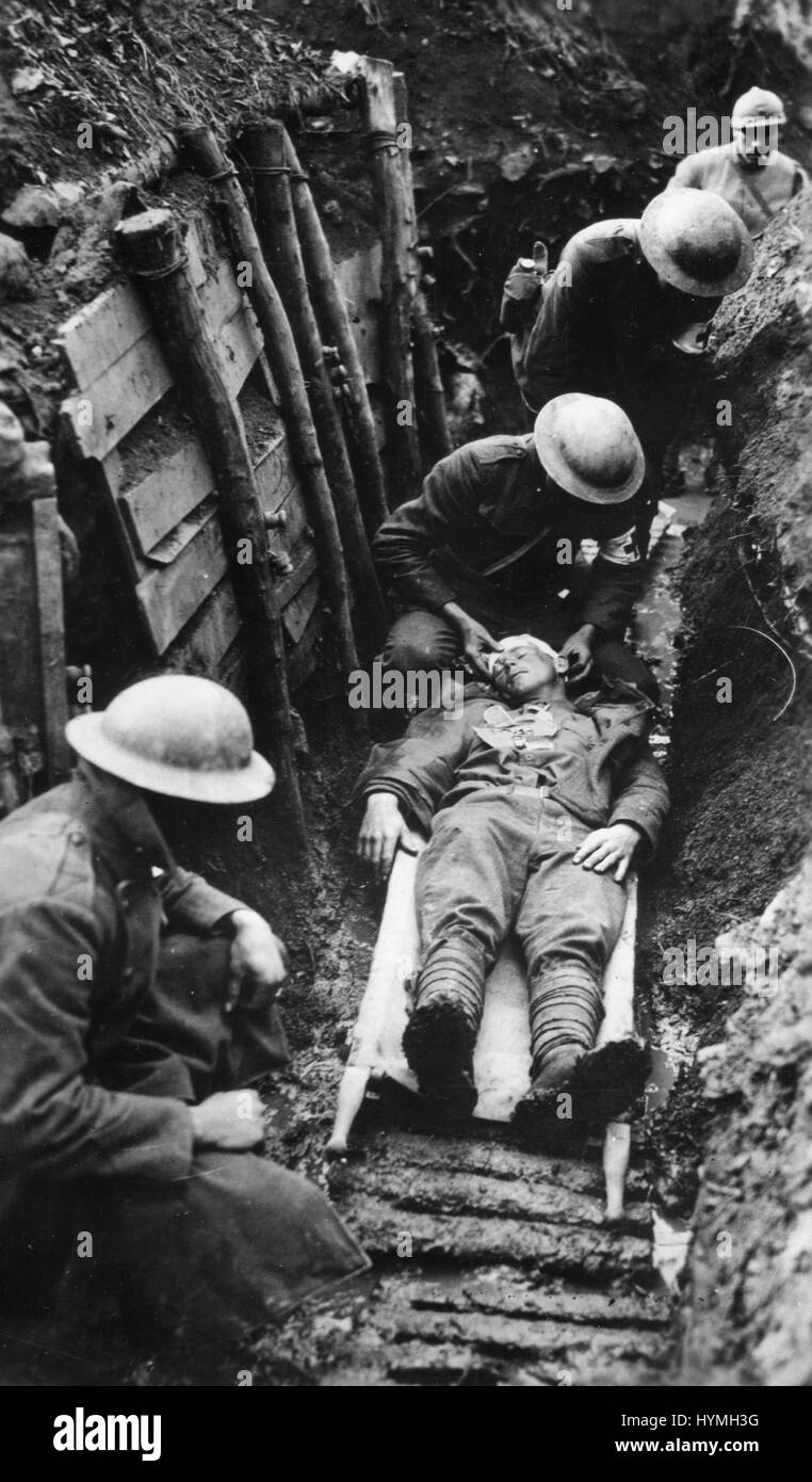 Premiers soins reçoit Marine avant d'être envoyé à l'hôpital à l'arrière des tranchées. Secteur Toulon, France, le 22 mars 1918. Banque D'Images