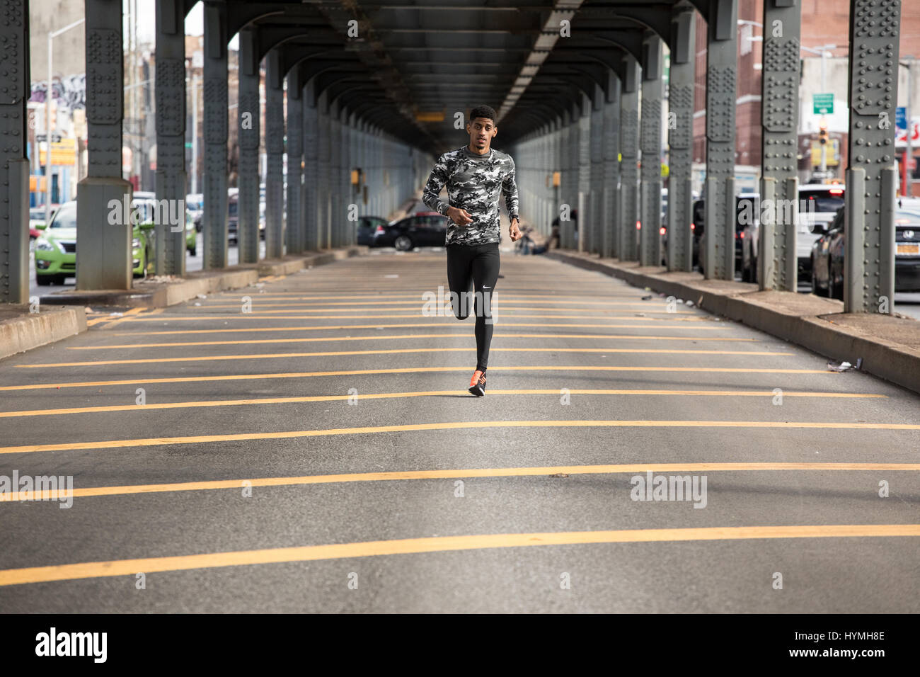 Un jeune homme va pour un jogging à Brooklyn, New York. Tourné au cours de l'automne 2016. Banque D'Images