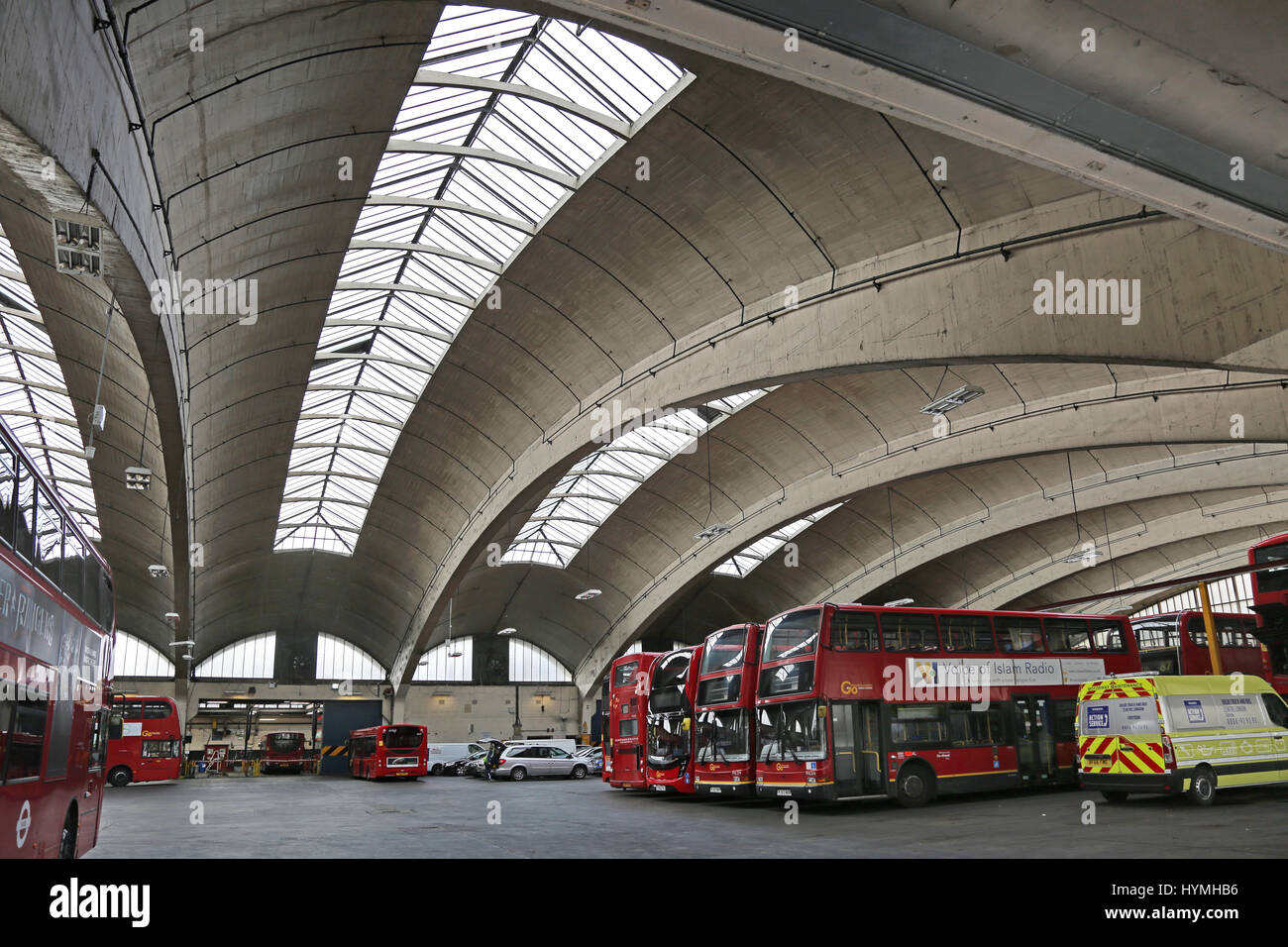 Stockwell Bus Garage, dans le sud de Londres, au Royaume-Uni. Le célèbre toit de béton s'étend sur 59m et a été le plus grand d'Europe lors de sa construction en 1952. Classé grade II maintenant. Banque D'Images