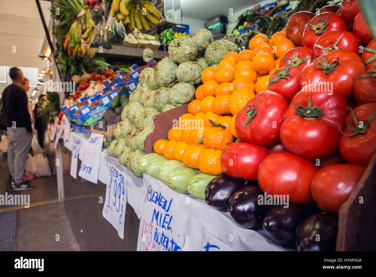 Décrochage du marché alimentaire des agriculteurs avec variété de légumes biologiques, Cadix, Espagne Banque D'Images