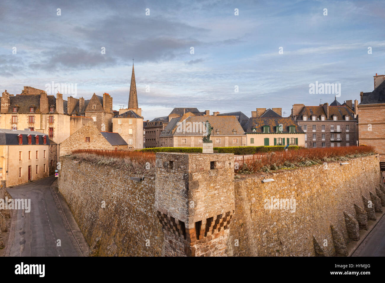 Une vue dans les murs de Saint-Malo, avec la statue de Robert Surcouf, un célèbre pirate de la ville. Bretagne, France. Banque D'Images