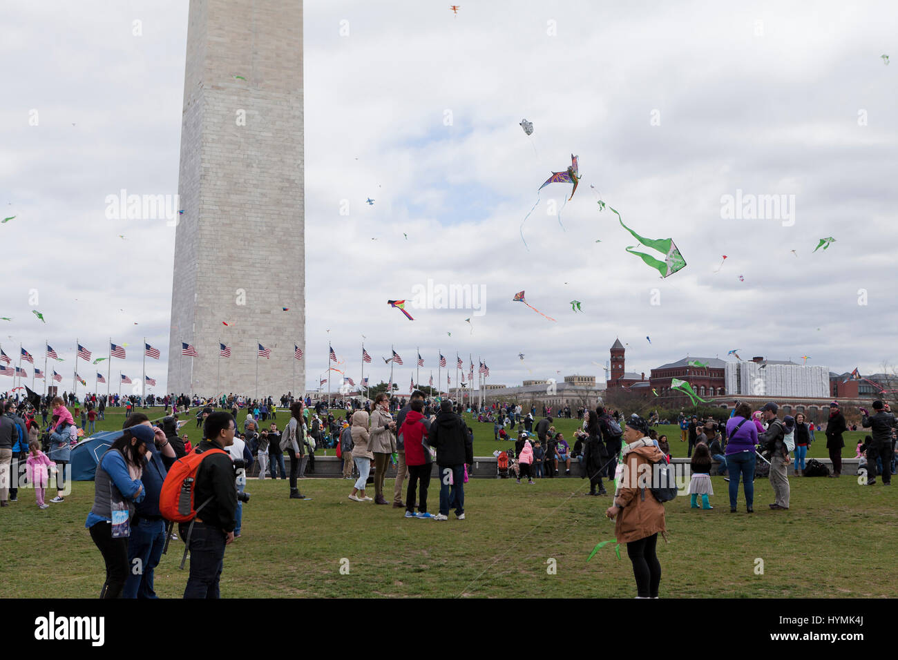 Les gens avec des cerfs-volants sur le National Mall au cours de Kite Festival National 2017 - Washington, DC USA Banque D'Images