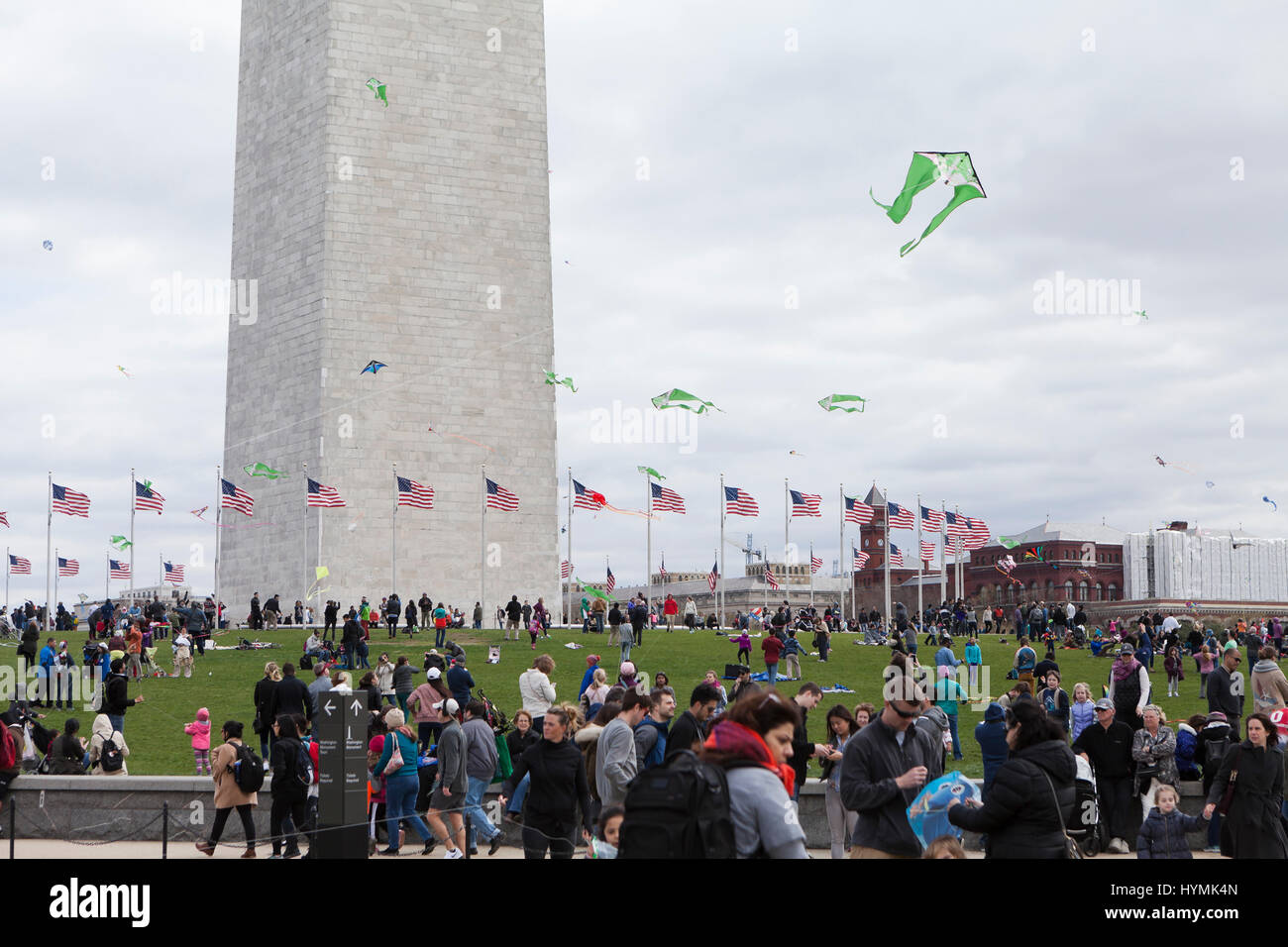 Les gens avec des cerfs-volants sur le National Mall au cours de Kite Festival National 2017 - Washington, DC USA Banque D'Images