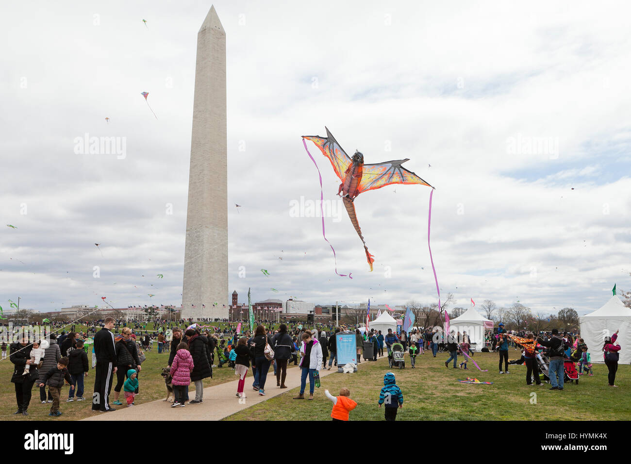 Les gens avec des cerfs-volants sur le National Mall au cours de Kite Festival National 2017 - Washington, DC USA Banque D'Images