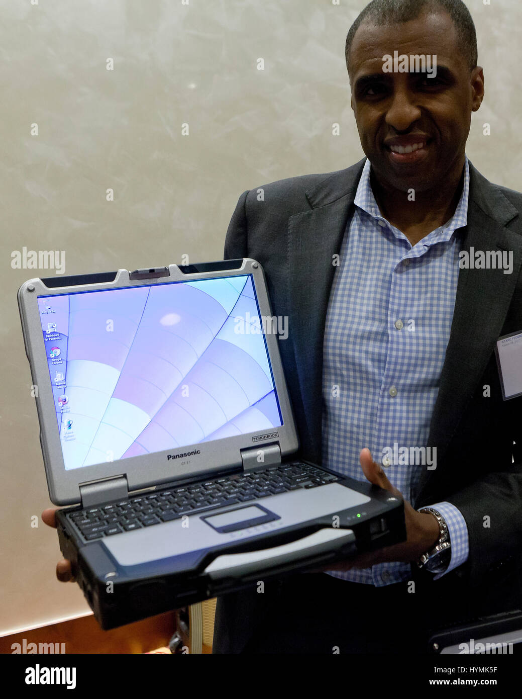 Man holding Panasonic Toughbook CF-31, l'ordinateur portatif robuste - USA Banque D'Images