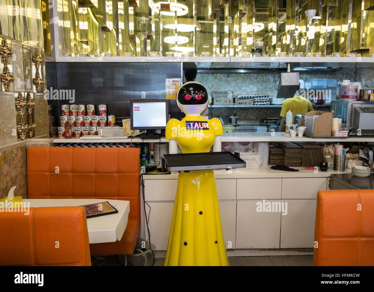 Serveuse robot prêt à servir dans un restaurant à Hong Kong Banque D'Images Serveuse robot prêt à servir dans un restaurant à Hong Kong Banque D'Images