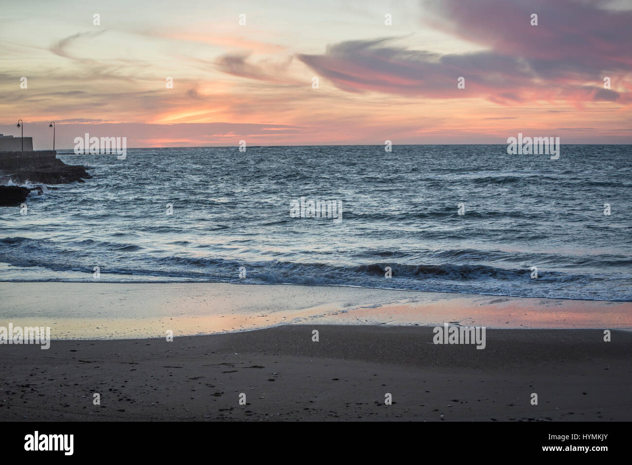Coucher du soleil sombre sur plage de la Caleta Cadiz, Espagne Banque D'Images