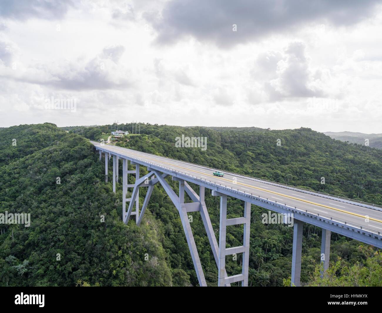 Classic 1950 voitures américaines traversant le plus haut pont de Cuba, le pont de Bacunayagua, Matanzas, Cuba Banque D'Images