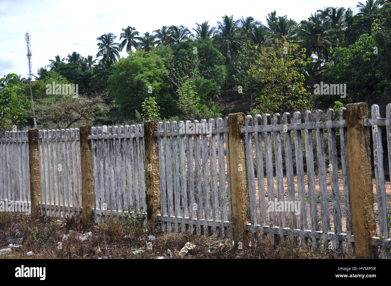 Mur de la gare à étendre à droite de la gare vers l'extérieur le long des voies de l'emplacement vulnérable.Kerala (Copyright © Saji Maramon) Banque D'Images