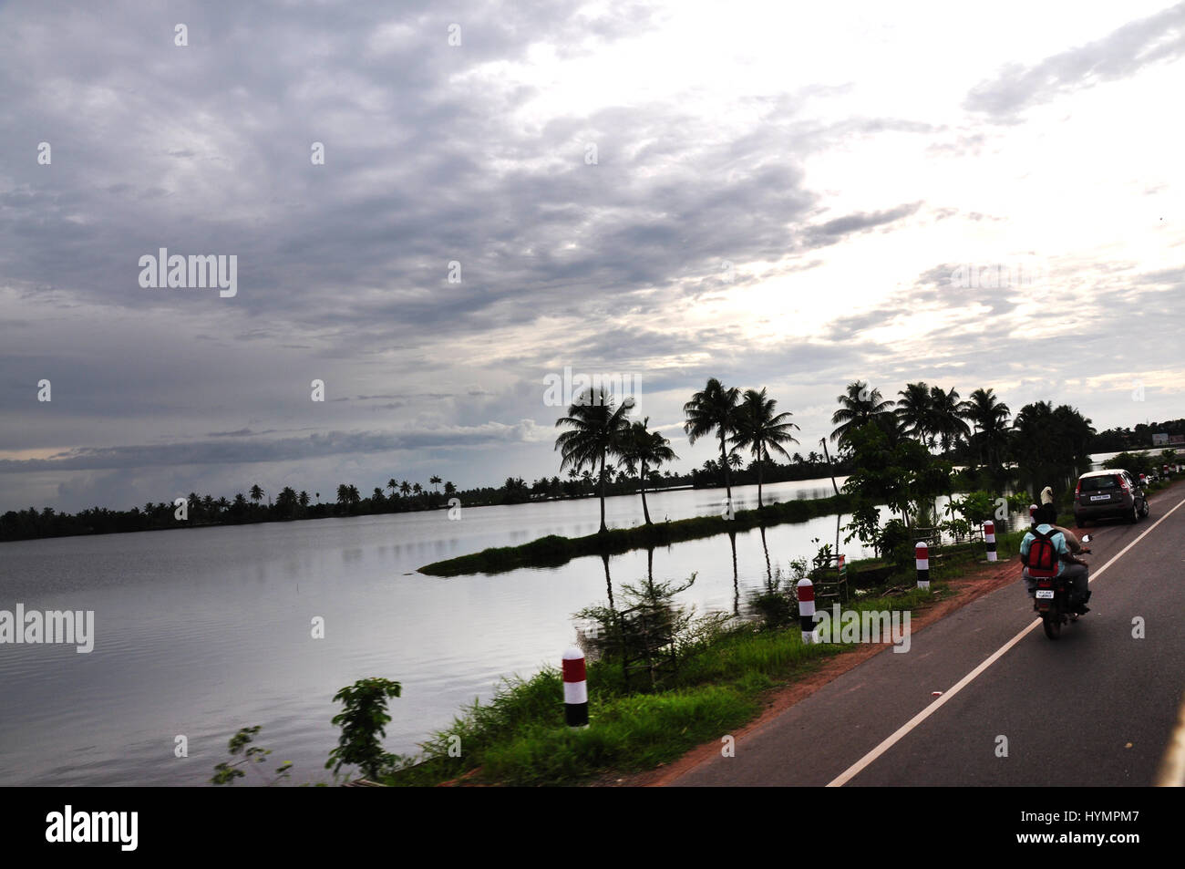 Kerala réflexion de cococotier dans les eaux intérieures. Ingrédients qui attirent les touristes de partout dans le monde. (Photo Copyright © Saji Maramon) Banque D'Images