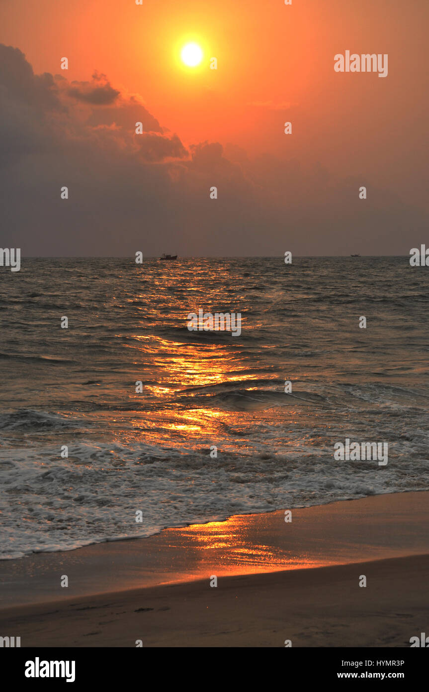 Garçon au coucher du soleil | beau coucher du soleil, coucher du soleil, la plus belle plage, Alleppey, Kerala (photo Copyright © par Saji Maramon) Banque D'Images