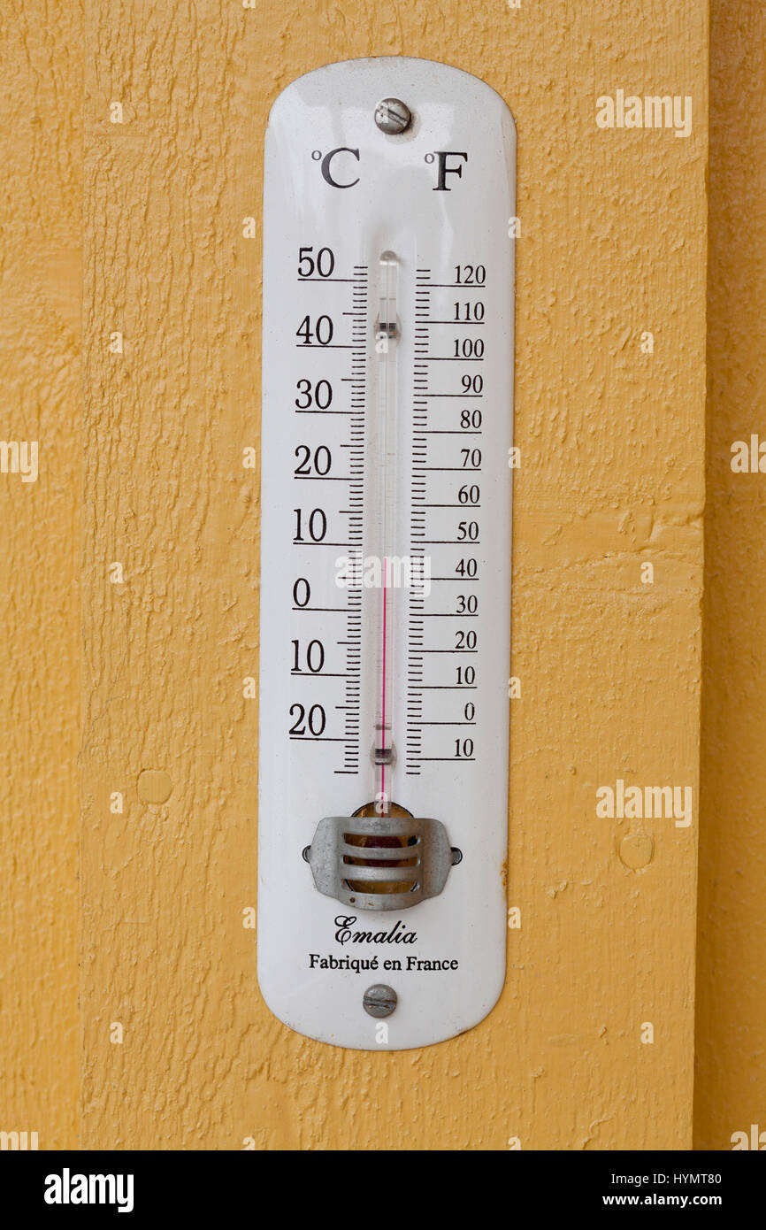 Sur le mur extérieur thermomètre 2017 Banque D'Images