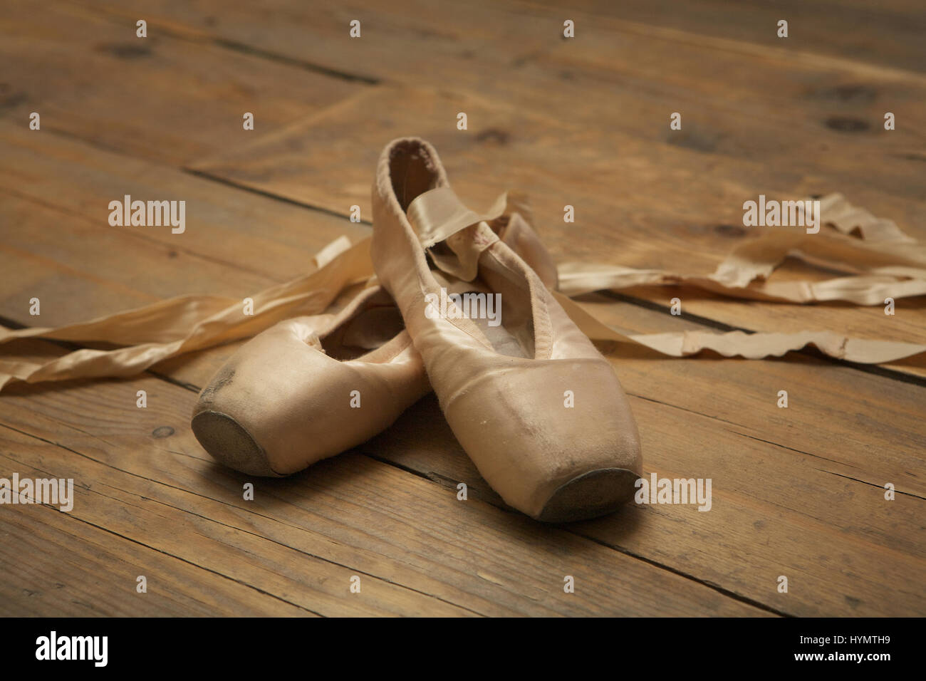 Paire de chaussures de ballet utilisé sur plancher en bois Banque D'Images