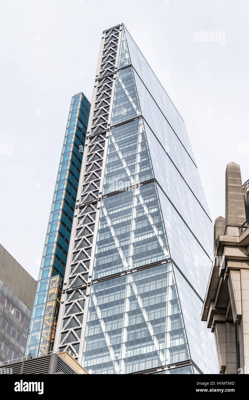 Au 122, Leadenhall Street, le Leadenhall Building (surnommé le cheesegrater) gratte-ciel commerciale, ville de Londres, en Angleterre. Banque D'Images
