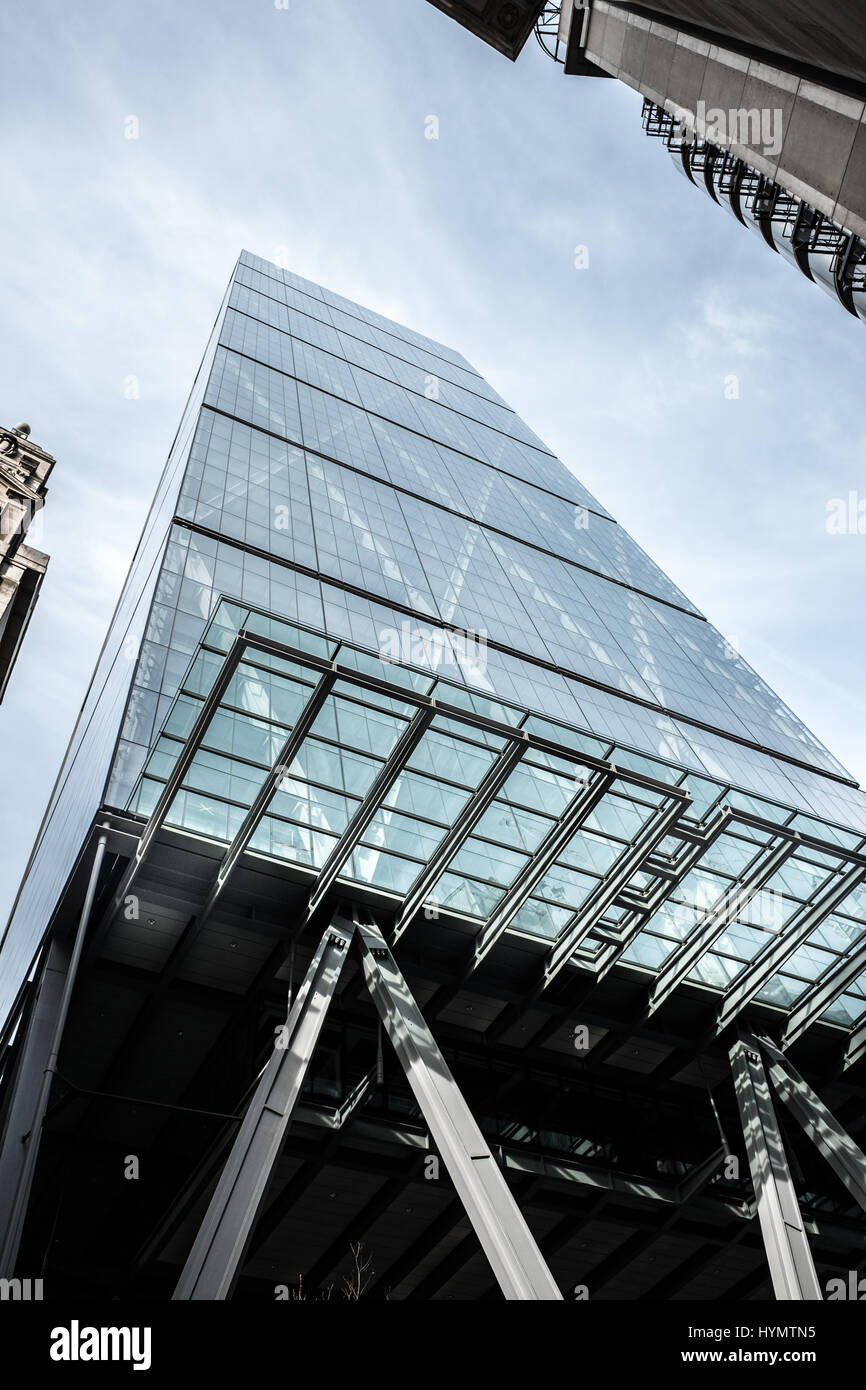 Au 122, Leadenhall Street, le Leadenhall Building (surnommé le cheesegrater) gratte-ciel, ville de Londres, en Angleterre. Banque D'Images