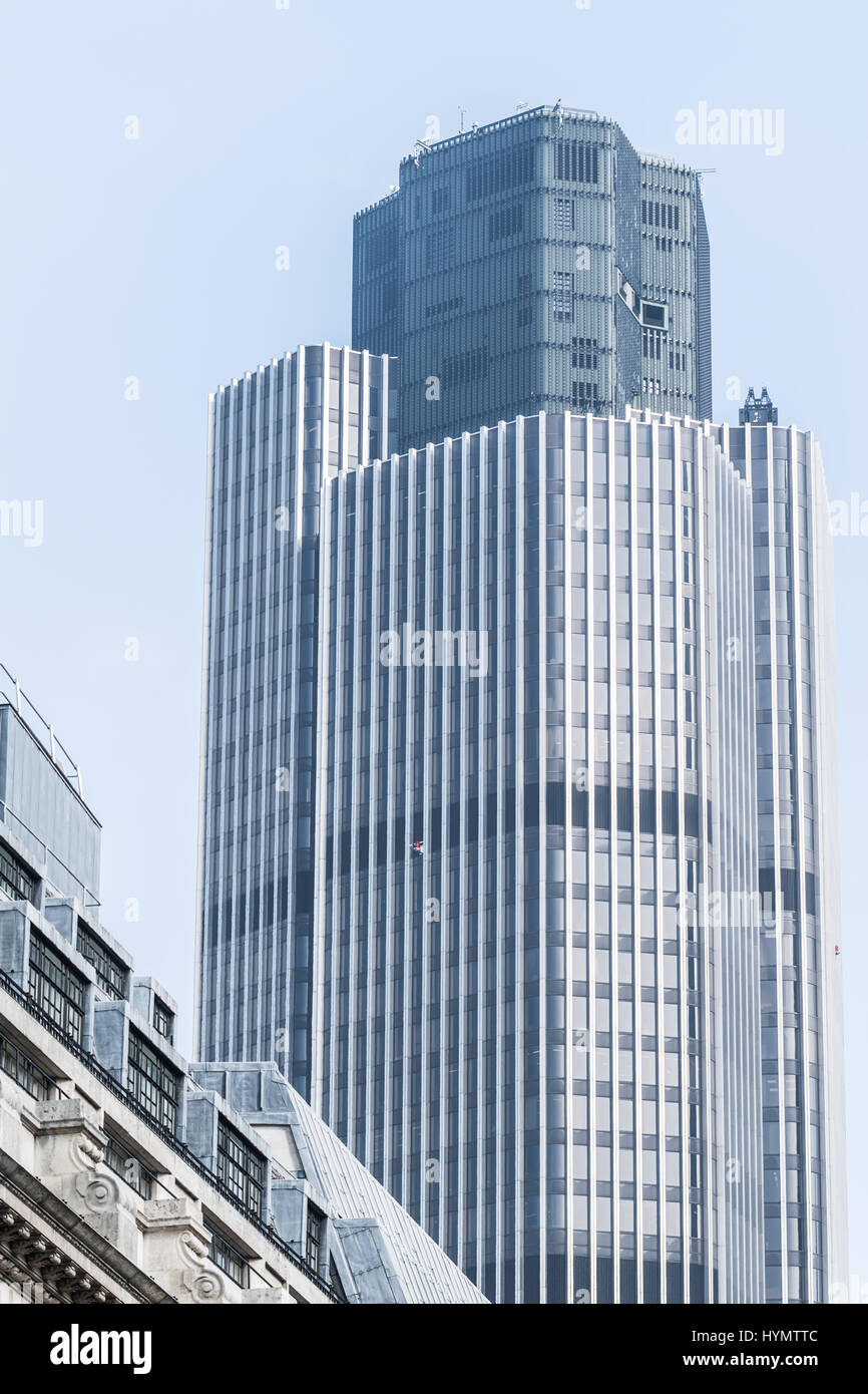 Tower 42 (auparavant la NatWest Tower) à Old Broad Street, City of London, l'un des deux quartiers financiers de la capitale anglaise. Banque D'Images