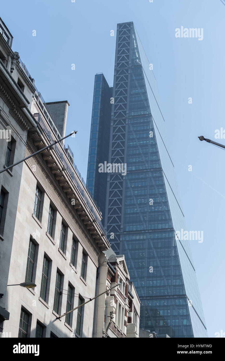 Au 122, Leadenhall Street, le Leadenhall Building (surnommé le cheesegrater) gratte-ciel, ville de Londres, en Angleterre. Banque D'Images