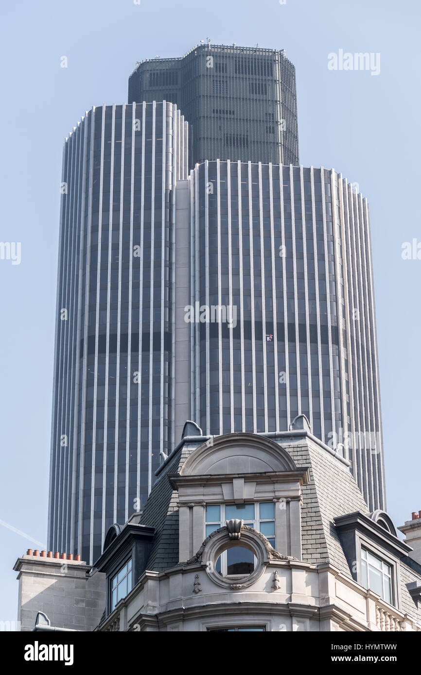 Tower 42 (auparavant la NatWest Tower) à Old Broad Street, City of London, l'un des deux quartiers financiers de la capitale anglaise. Banque D'Images