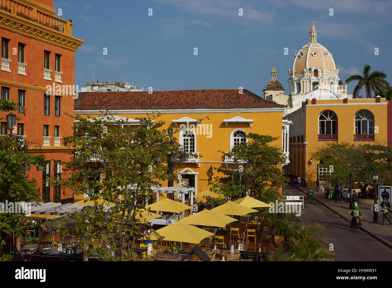 Abri parasols colorés diners du soleil dans la place de santa teresa dans le centre historique de la ville de Cartagena de Indias en Colombie. Banque D'Images