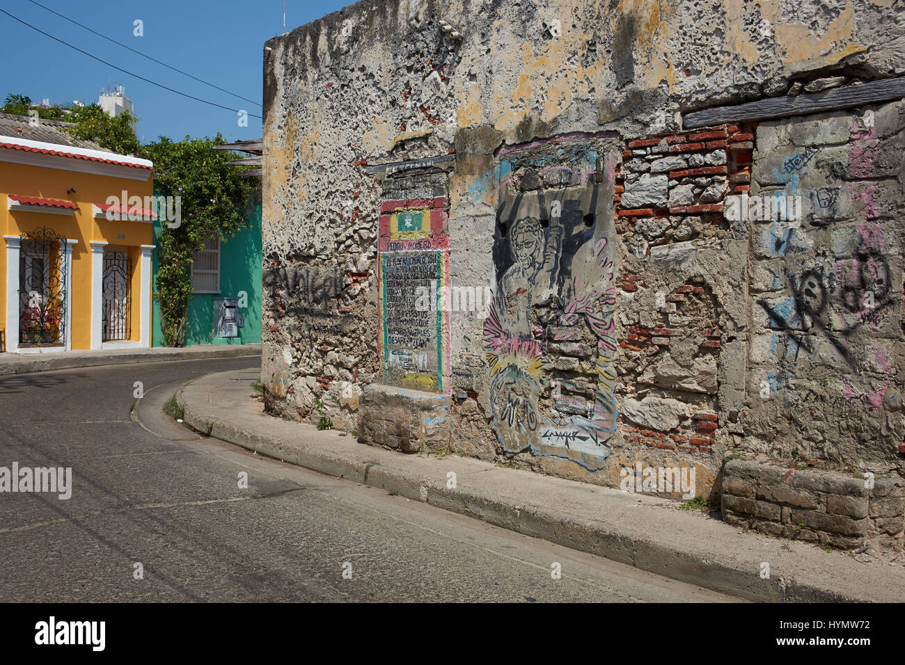 Murales colorées qui décorent les murs d'un getsemini urbain street dans le domaine de la ville historique de Carthagène en Colombie Banque D'Images