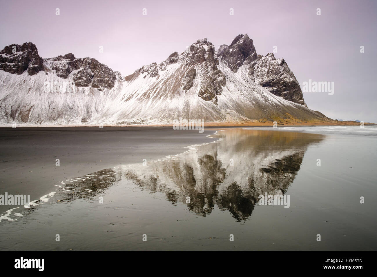 Plage de lave noire, Mont, Vestrahorn Stokksnes, Région de l'Est, l'Islande Banque D'Images