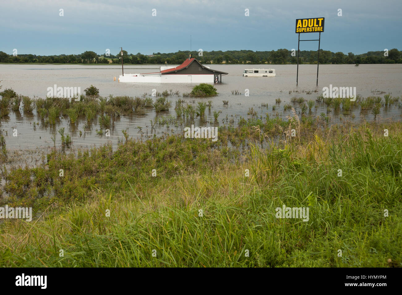Un véhicule récréatif et un adulte superstore sont submergés dans les eaux de crue. Banque D'Images