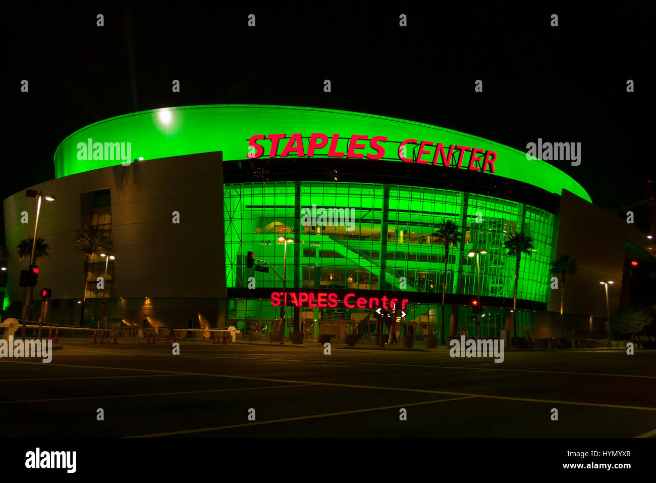 Staples Center à Los Angeles la nuit avec éclairage vert éclatant Banque D'Images